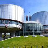 Մարդու իրավունքների եվրոպական դատարանը (ՄԻԵԴ) Հայաստանի դեմ վճիռ է կայացրել: Պետությունը խախտել է «Վանաձոր» քրեակատարողական հիմնարկում (ՔԿՀ) 2010 թ. մահացած կալանավոր Սլավիկ Ոսկանյանի կյանքի իրավունքը: ՄԻԵԴ-ը Հայաստանի կառավարությանը պարտավորեցրել է 3 ամսվա ընթացքում Ոսկանյանի կնոջը՝ Շուշանիկ Ոսկանյանին փոխհատուցել 20 000 եվրոյի չափով: Վերջինս է ներպետական մարմինների անգործության վերաբերյալ դիմում ներկայացրել ՄԻԵԴ: |hetq.am|