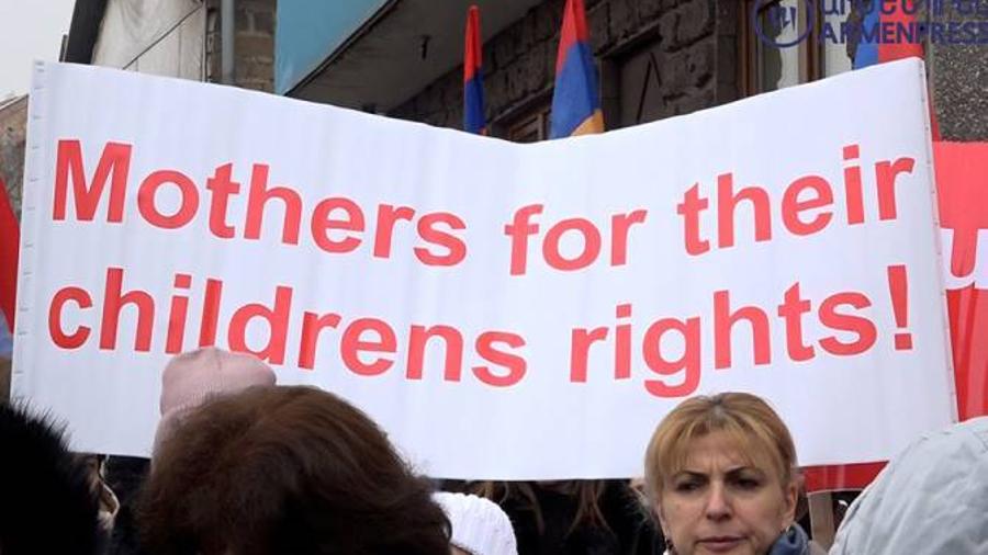 Միանում ենք արցախցի մայրերի կոչին. Հայաստանում ապրող մայրերն Արցախի ապաշրջափակման հորդորով նամակ փոխանցեցին ԵՄ դեսպանին
 |armenpress.am|