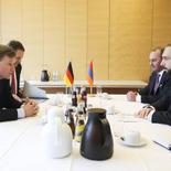 Աշխատանքային այցով Գերմանիայում գտնվող ՀՀ ԱԳ նախարար Արարատ Միրզոյանը փետրվարի 6-ին հանդիպում է ունեցել ԳԴՀ Բունդեսթագի Գերմանիա-Հարավային Կովկաս բարեկամության խմբի նախագահ Յոհան Վադեֆուլի հետ: Հանդիպմանն անդրադարձ է կատարվել  տարածաշրջանային անվտանգությանն առնչվող հարցերի: [ՀՀ ԱԳՆ]