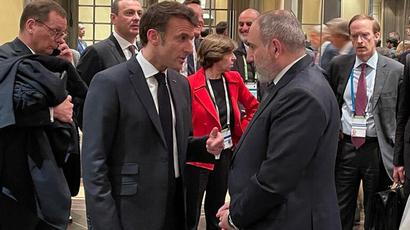 Nikol Pashinyan had a short meeting with Emmanuel Macron