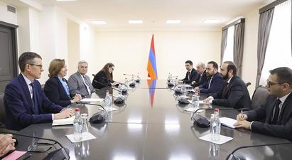 Հայաստանում ԱՄՆ նորանշանակ դեսպանն իր հավատարմագրերի պատճենն է հանձնել ԱԳ նախարարին
