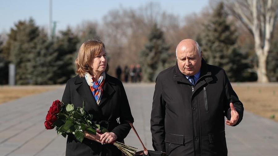 The US ambassador paid tribute to the victims of the Armenian Genocide at the Tsitsernakaberd memorial complex