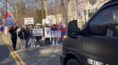 ԱՄՆ-ում երիտասարդները փակել են Ադրբեջանի դեսպանատան փողոցը

