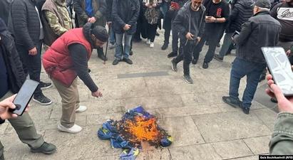 Վրաստանում մի խումբ ծայրահեղ աջ ակտիվիստներ խորհրդարանի շենքի դիմացից իջեցրել և այրել են Եվրամիության դրոշը 