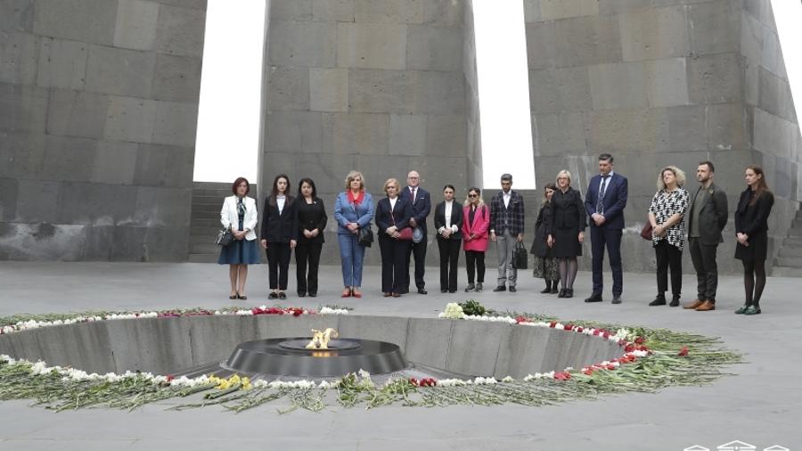 Պետք է ապրել խաղաղ եւ թույլ չտալ, որ կրկնվի այն, ինչ կատարվել է հայ ժողովրդի հետ. Լիտվայի Սեյմի պատվիրակության ղեկավար
