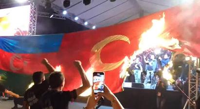 Հանրապետության հրապարակից մեկնարկեց ջահերով երթը դեպի Ծիծեռնակաբերդ․ երթի մասնակիցները այրեցին Ադրբեջանի և Թուրքիայի դրոշները