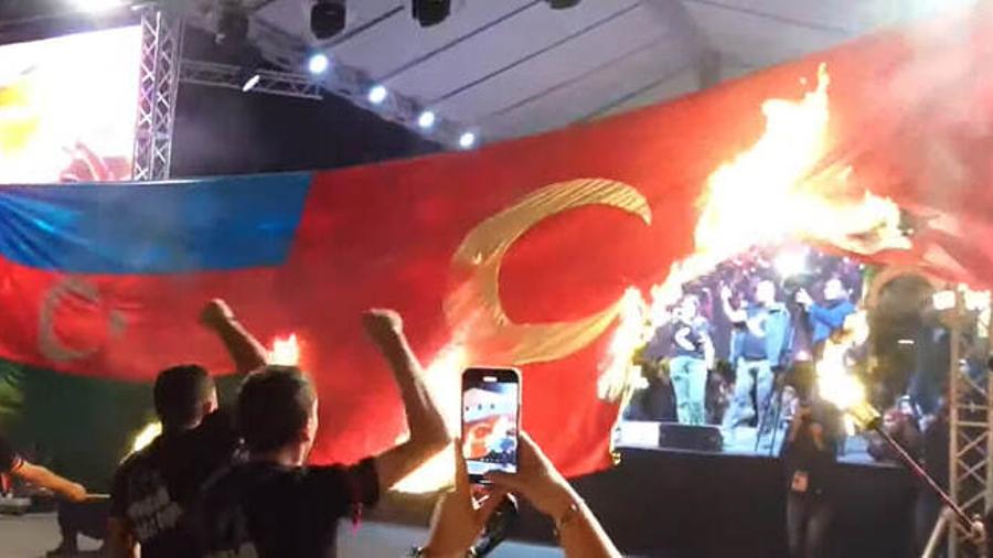 Հանրապետության հրապարակից մեկնարկեց ջահերով երթը դեպի Ծիծեռնակաբերդ․ երթի մասնակիցները այրեցին Ադրբեջանի և Թուրքիայի դրոշները