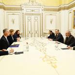 Վարչապետ Նիկոլ Փաշինյանն ընդունել է ԱՄՆ Կովկասյան բանակցությունների հարցերով ավագ խորհրդական, ԵԱՀԿ Մինսկի խմբի համանախագահ Լուիս Բոնոյին: Զրուցակիցները քննարկել են Հայաստանի և Ադրբեջանի միջև հարաբերությունների կարգավորման գործընթացին, Ադրբեջանի կողմից Լաչինի միջանցքի ապօրինի շրջափակման հետևանքով Լեռնային Ղարաբաղում ստեղծված հումանիտար ճգնաժամին, միջազգայնորեն երաշխավորված երկխոսության մեխանիզմի ներքո Լեռնային Ղարաբաղի ժողովրդի իրավունքների և անվտանգության խնդիրների հասցեագրմանը վերաբերող հարցեր: [ՀՀ կառավարություն]