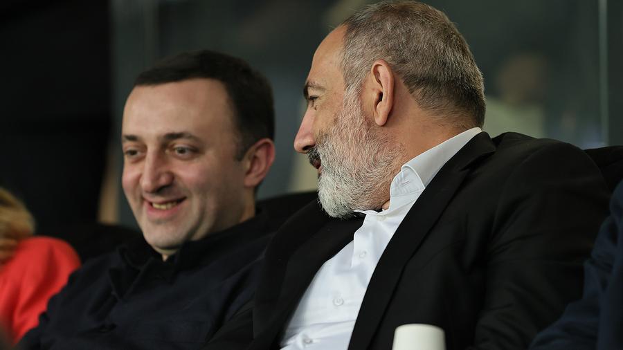 Հայաստանի և Վրաստանի վարչապետները մարզադաշտից հետևում են ֆուտբոլի երիտասարդական առաջնության եզրափակիչ խաղին