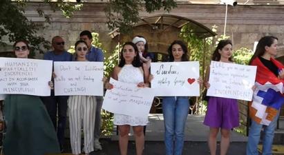 Երևանում մի խումբ քաղաքացիներ ԿԽՄԿ-ից պահանջում են գործուն քայլեր ձեռնարկել ԼՂ մուտք գործելու համար |armenpress.am|