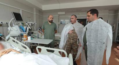 Սուրեն Պապիկյանը ՊՆ զինվորական հոսպիտալում տեսակցել է ադրբեջանական սադրանքի հետևանքով վիրավորում ստացած 2 զինծառայողներին
