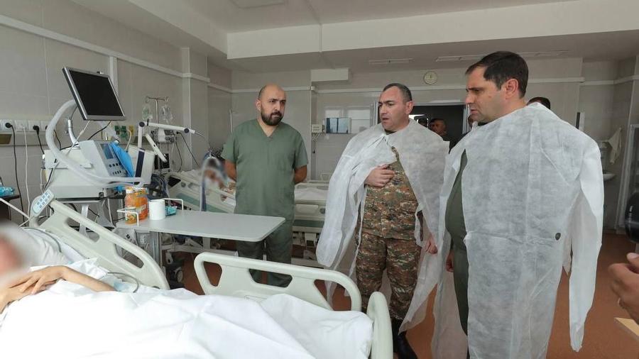 Սուրեն Պապիկյանը ՊՆ զինվորական հոսպիտալում տեսակցել է ադրբեջանական սադրանքի հետևանքով վիրավորում ստացած 2 զինծառայողներին
