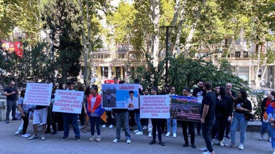 Վրաստանի հայ համայնքը ցույց է արել՝ բողոքելով Արցախի շուրջ տեղի ունեցող իրադարձությունների անբավարար լուսաբանման դեմ

