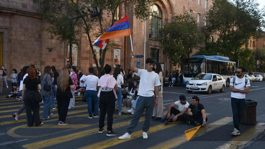 Ոստիկանությունը Երևանում բերման է ենթարկել փողոցներ փակած 46 անձի
 |armeniasputnik.am|
