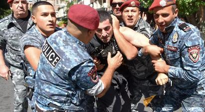 4 կարմիր բերետավորի ձերբակալելու միջնորդություն է ներկայացվել Լևոն Քոչարյանին խոշտանգելու հանցափաստով վարույթի շրջանակում