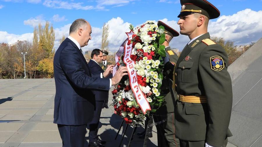 Վրաստանի պաշտպանության նախարարը Հայոց ցեղասպանության զոհերի հուշահամալիրում հարգանքի տուրք մատուցել զոհերի հիշատակին