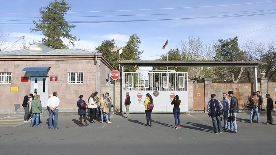 ՄԻՊ ներկայացուցիչները տեսակցել են ադրբեջանական կրակոցից վիրավորված զինծառայողին