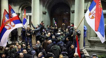 Սերբիայում ցուցարարներ փորձել են գրոհել քաղաքապետարանը. նախագահը վստահեցրել է, որ երկրում հեղափոխություն չի լինի
 |tert.am|