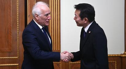 ՀՀ նախագահն ու Ճապոնիայի դեսպանը մտքեր են փոխանակել տարածաշրջանային խաղաղության, ինչպես նաև ժողովրդավարական ինստիտուտների ամրապնդման, կարևորության վերաբերյալ
