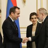 Ֆրանսիայի ԶՈՒ նախարար Սեբաստիան Լըկորնյուին Փաշինյանի հետ հանդիպմանն ասել է․ «Կարծում եմ, որ Ձեր՝ պաշտպանության նախարարի հետ մեր թիմերի միջև շատ կոնկրետ ճանապարհ ենք մեզ համար ուղեգծել: Եվ հաշվի առնելով այն սպառնալիքները, որոնք կախված են Հայաստանի գլխին, մեզ ստիպում են ավելի արագ առաջ ընթանալ: Այսինքն՝ մեզ համար շատ կարևոր է արագ արձագանքել և կազմակերպել քայլերը: Արդեն շատ բան ընթացքի մեջ էր, բայց շնորհիվ այն երկկողմ հարաբերությունների և հանդիպման, որ Դուք ունեցաք նախագահ Մակրոնի հետ, մեզ թույլ տվեց այսօր առավոտյան ավելի առաջ ընթանալ՝ այն նույն ուղղություններով, որոնք մատնանշել էիք Փարիզում միասին»: