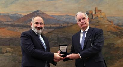 Կոնստանտինոս Տասուլասը ՀՀ վարչապետին պարգևատրել է Հունաստանի խորհրդարանի Ոսկե մեդալով
