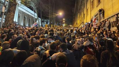 Թբիլիսիի կենտրոնում բողոքի ակցիա է ընթանում «Օտարերկրյա ազդեցության թափանցիկության մասին» օրենքի ընդունման դեմ |arm.sputniknews.ru|