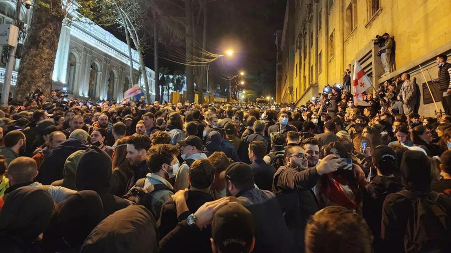 Թբիլիսիի կենտրոնում բողոքի ակցիա է ընթանում «Օտարերկրյա ազդեցության թափանցիկության մասին» օրենքի ընդունման դեմ |arm.sputniknews.ru|