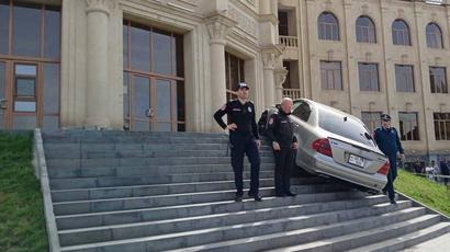 Օրենքով պետք է պատասխան տա. Գրումրու քաղաքապետը՝ ավտոմեքենայով քաղաքապետարանի աստիճաններին բարձրանալու դեպքի մասին |armenpress.am|