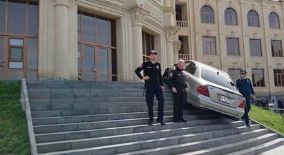 Օրենքով պետք է պատասխան տա. Գրումրու քաղաքապետը՝ ավտոմեքենայով քաղաքապետարանի աստիճաններին բարձրանալու դեպքի մասին |armenpress.am|