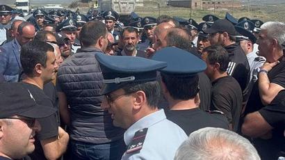 Քաղաքացիները փակել են Երևան-Գյումրի ճանապարհը

