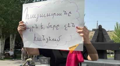 «Ոտքի, քանի քեզ էլ չեն հանձնել». կանայք բողոքի լուռ ակցիա են անում Երևանում |arm.sputniknews.ru|