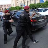 Ժամը 10։00-ի դրությամբ Երևանում խաղաղ անհնազանդության ակցիաներ իրականացնող 38 անձ է տարվել Ոստիկանություն։ Այս մասին Tert.am-ին հայտնել են ՆԳՆ ոստիկանության լրատվական ծառայությունից։ |tert.am|