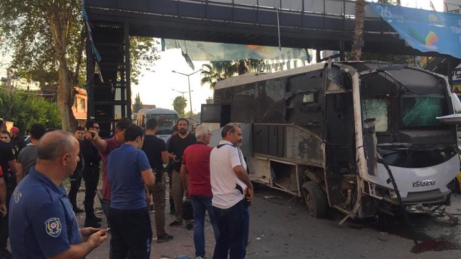 Ադանայում հարձակման է ենթարկվել ոստիկանության արագ արձագանքման ուժեր տեղափոխող ավտոբուսը |ermenihaber.am|