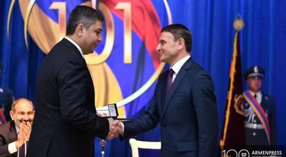 Արթուր Վանեցյանը կրծքանշանով պարգևատրեց Վալերիյ Օսիպյանին |armenpress.am|