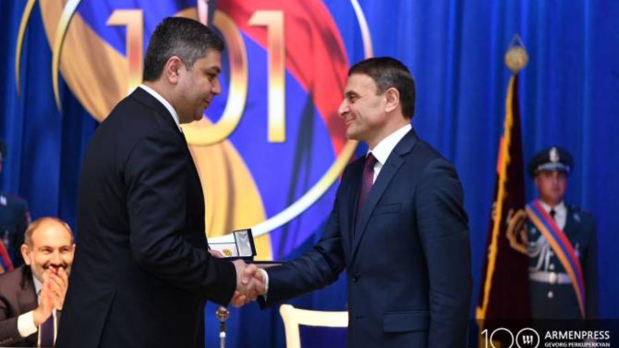 Արթուր Վանեցյանը կրծքանշանով պարգևատրեց Վալերիյ Օսիպյանին |armenpress.am|