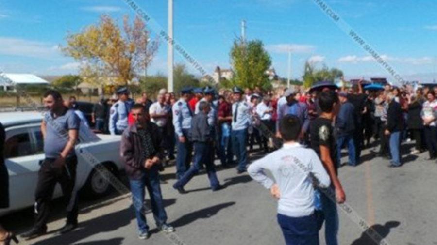 Արագածոտնի մարզի 4 համայքների բնակիչներ փակել են Երևան-Վանաձոր ավտոճանապարհը |aysor.am|