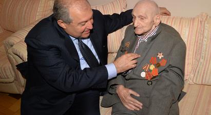 Ծննդյանդ 100-ամյակը կնշենք միասին. նախագահ Արմեն Սարգսյանը հյուրընկալվել է պատերազմի 99-ամյա վետերանի տանը