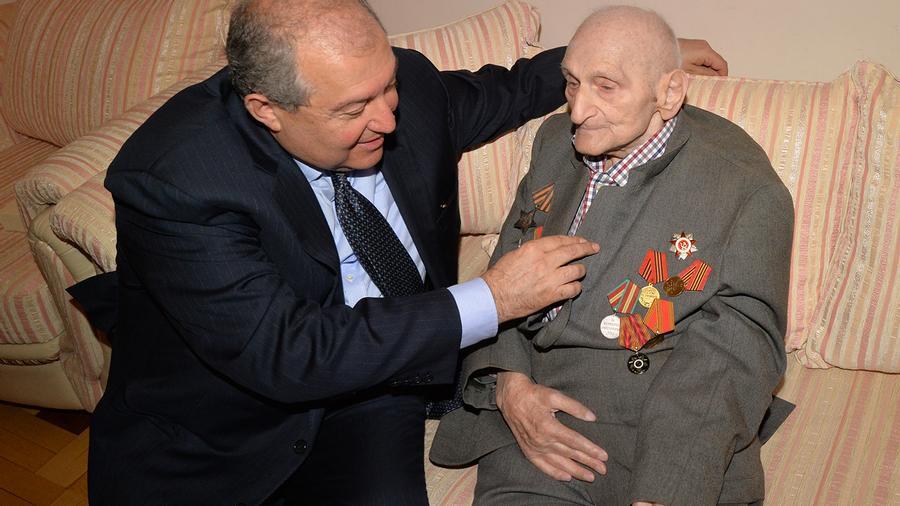 Ծննդյանդ 100-ամյակը կնշենք միասին. նախագահ Արմեն Սարգսյանը հյուրընկալվել է պատերազմի 99-ամյա վետերանի տանը