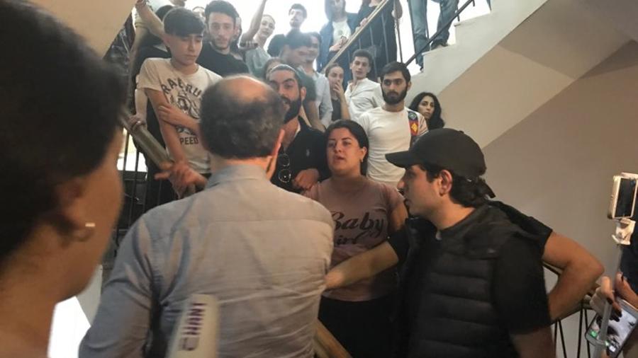 «Նախարա՛ր, արի՛»․ Թատերական ինստիտուտում շարունակվում է ուսանողների բողոքի ակցիան