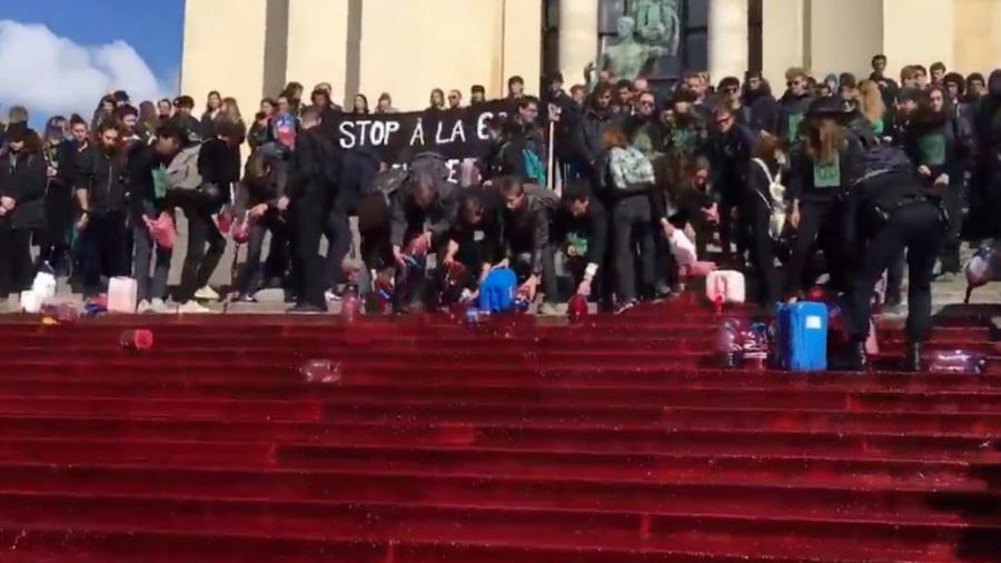 Փարիզում բնապահպան ակտիվիստները 300 լիտր արհեստական արյուն են լցրել հրապարակում |tert.am|