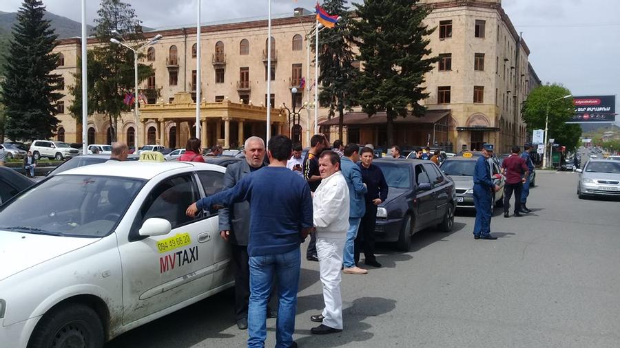 Վանաձորի քաղաքապետը հանդիպեց գազի գնի թանկացման դեմ բողոքող վարորդներին |armenpress.am|