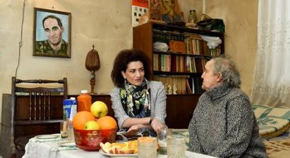 Աննա Հակոբյանը Հաց բերող Արթուր Սարգսյանի մորը հանձնել է «Տիգրան Հայրապետյան»-ի անվան մրցանակը