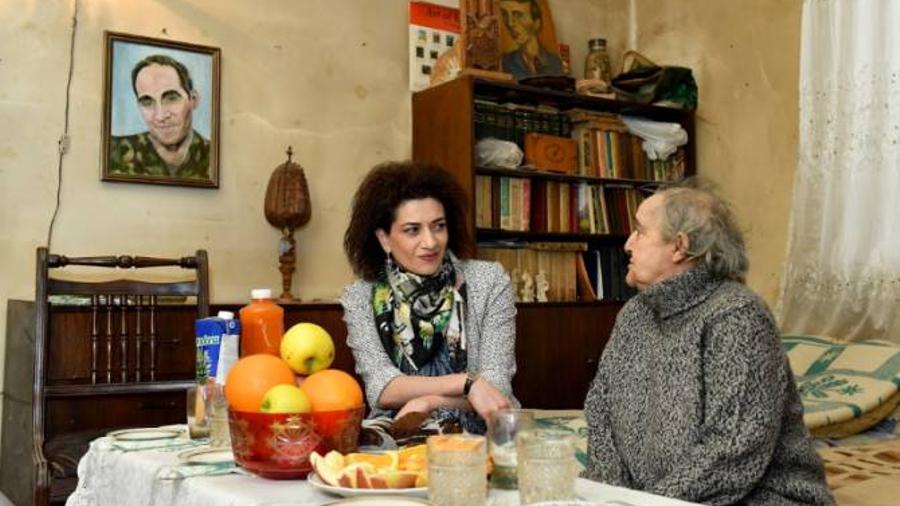 Աննա Հակոբյանը Հաց բերող Արթուր Սարգսյանի մորը հանձնել է «Տիգրան Հայրապետյան»-ի անվան մրցանակը