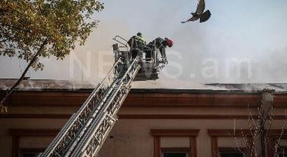 Աբովյան եւ Պուշկինի փողոցների խաչմերուկում ռեստորանի տանիքում բռնկված հրդեհը մարվել է.այրվել է 250 քմ տարածք |news.am|