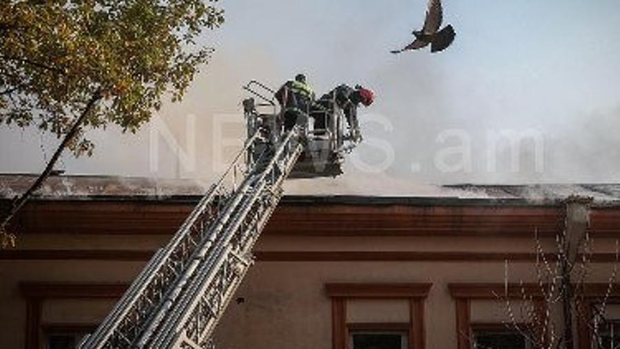 Աբովյան եւ Պուշկինի փողոցների խաչմերուկում ռեստորանի տանիքում բռնկված հրդեհը մարվել է.այրվել է 250 քմ տարածք |news.am|