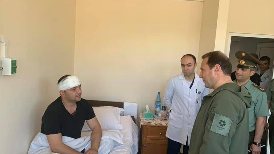 Դավիթ Տոնոյանը այցելել էր կենտրոնական հոսպիտալ, որտեղ տեսակցել է մի քանի բուժվող զինծառայողների