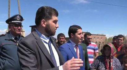Զարթոնքի բնակիչները Դավիթ Սանասարյանի այցից հետո բացեցին Գյումրի- Երևան երկաթգիծը |armenpress.am|