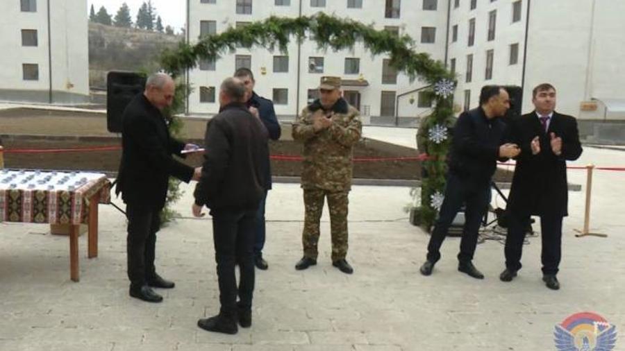 Արցախի ՊԲ զինծառայողներն ու պահեստազորայինները 44 նոր բնակարան են ստացել Մարտունիում |armenpress.am|