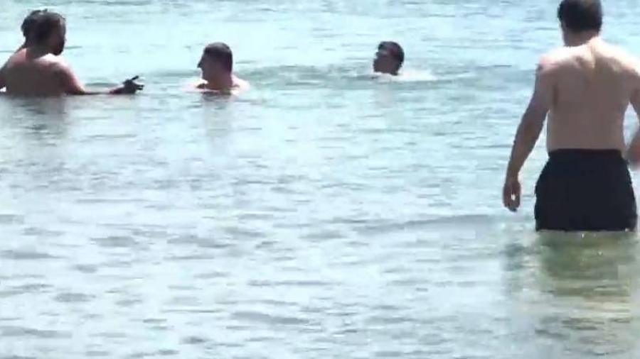Գեղարքունիքի մարզպետը, Սեւանի քաղաքապետը եւ բողոքի ակցիայի մասնակիցները լողում են Սեւանում |armtimes.com|