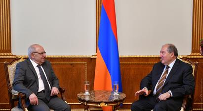 Նախագահ Արմեն Սարգսյանը հանդիպել է Հանրային խորհրդի նախագահ Վազգեն Մանուկյանի հետ